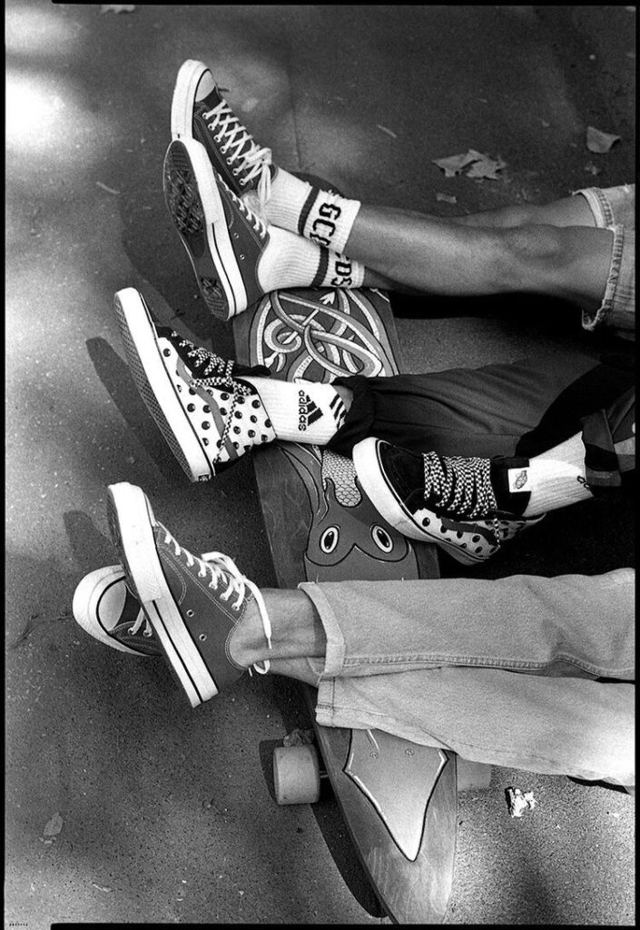 California’nın Skate Kültürü: Dalgalar, Beton ve Özgürlük 4 Skate moda kültürü - Vans, Converse ayakkabılar ve bol street style kıyafetler