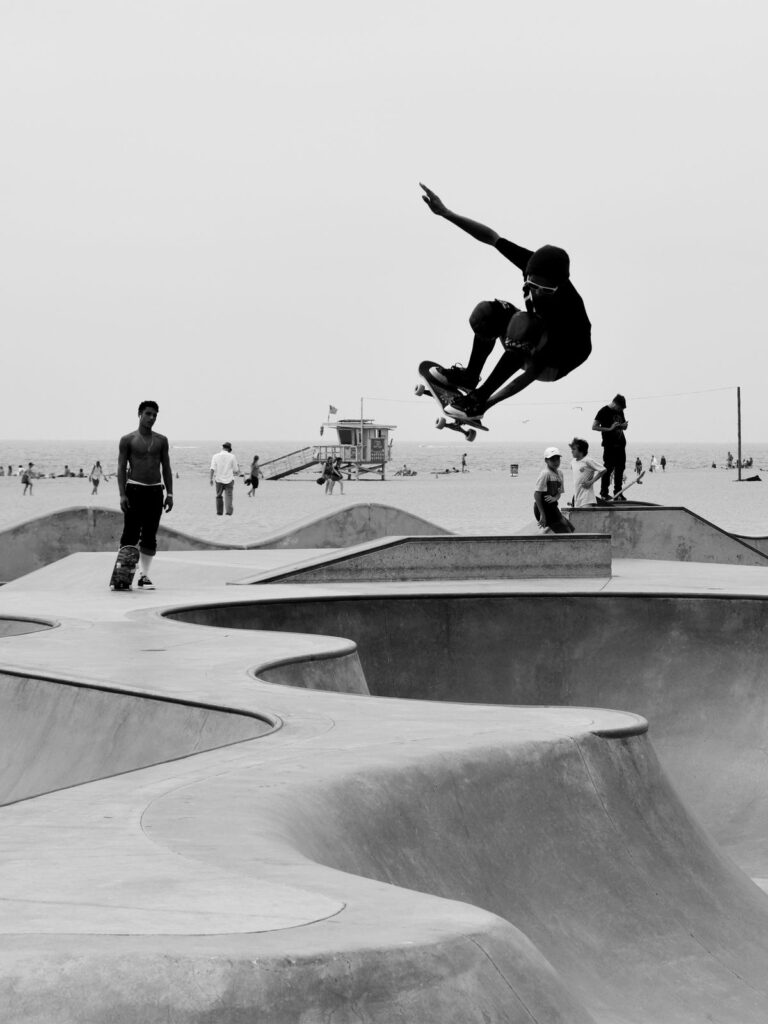California’nın Skate Kültürü: Dalgalar, Beton ve Özgürlük 5 Skate havuzunda skateboard yapan insanlar