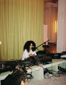 Kadın DJ’ler 30 Yıl Önce Neredeydi: Elektronik Müziğin Görünmeyen Kahramanları ve Bugünkü Değişim