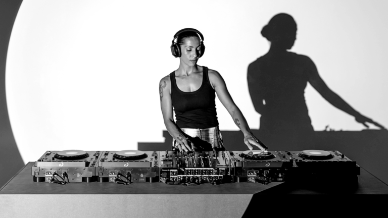 Dans Pistinde Dijital Detoks: DJ Kültürü Bize Gerçekten Nefes Aldırabilir mi?