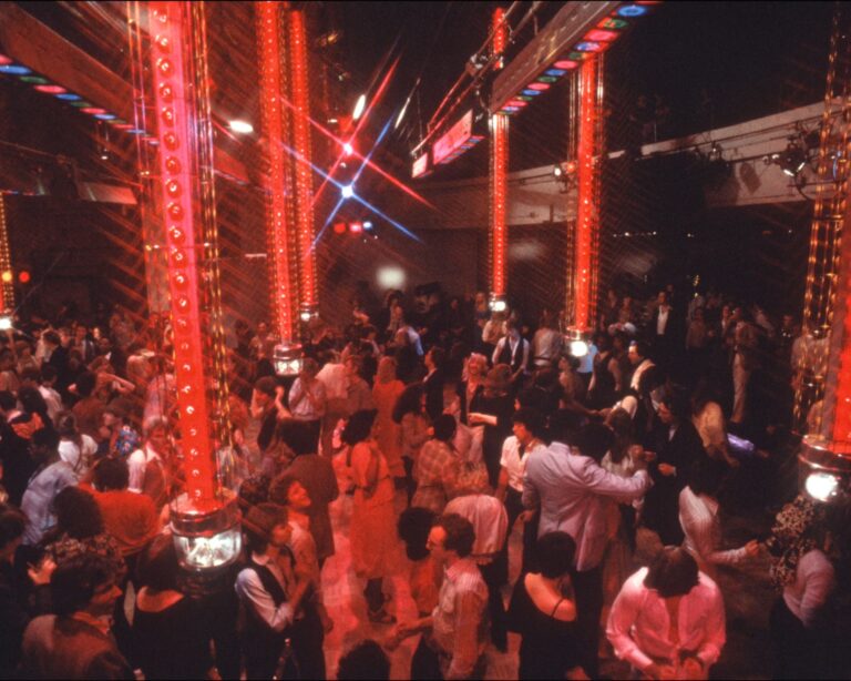 Disko Gecelerinin Büyüsü: 1970’lerin Parlayan Gece Hayatına Bir Yolculuk