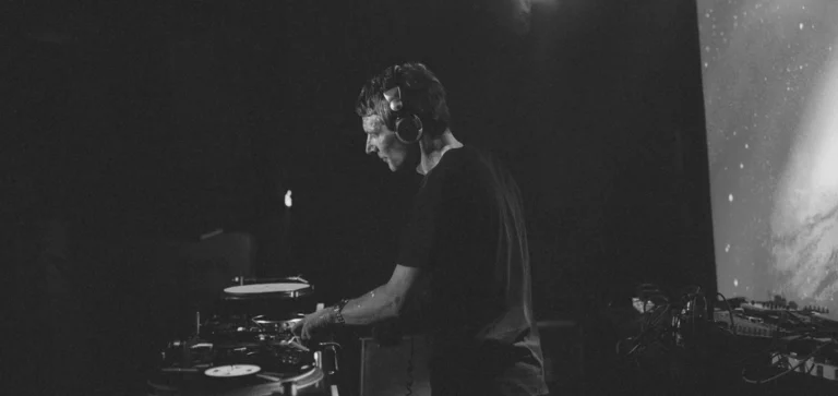 20 Saat 20 Dakika: Ralph Lawson’dan Müziğin Vicdanına Uzanan Bir Dayanışma Maratonu