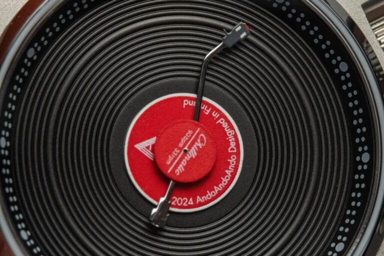 Plak Ruhunu Bileğinizde Taşımak: Vinyl Record Automatic Watch ile Zamanın Ritmi