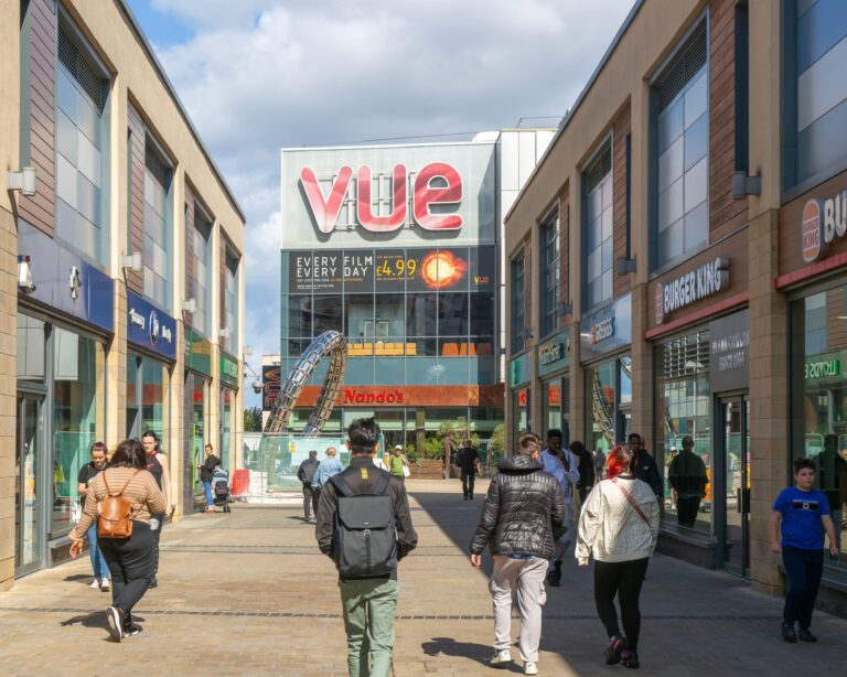 Doomscrolling’den Sinema Salonlarına: Gen Z Neden Yeniden Beyaz Perdeye Dönüyor?