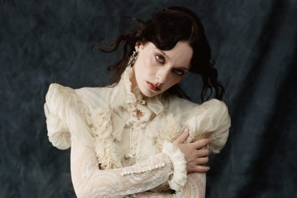 Holly Humberstone’ın “Cruel World” Albümü: İçsel Karanlıktan Parlak Pop’a Bir Geçiş 2 holly humberstone scaled 1