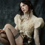 Holly Humberstone’ın “Cruel World” Albümü: İçsel Karanlıktan Parlak Pop’a Bir Geçiş