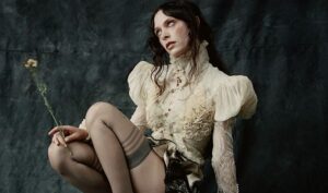 Holly Humberstone’ın “Cruel World” Albümü: İçsel Karanlıktan Parlak Pop’a Bir Geçiş