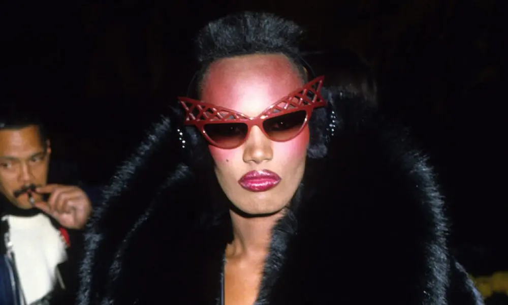 GRACE JONES: MODAYI TAKİP ETMEDİ, MODANIN YÖNÜNÜ DEĞİŞTİRDİ 4 Grace Jones 80s GettyImages 80627667