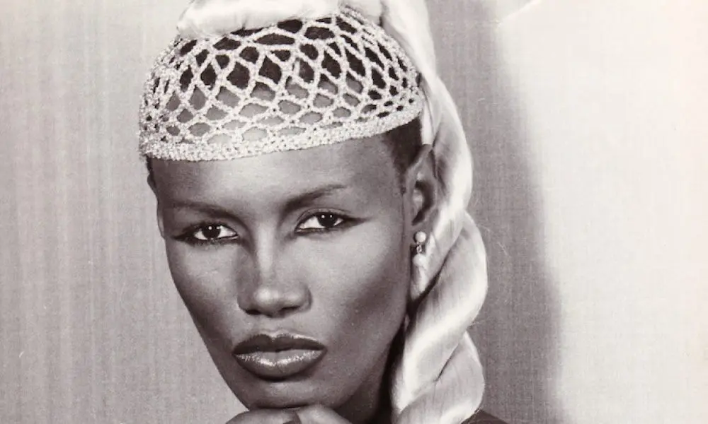 GRACE JONES: MODAYI TAKİP ETMEDİ, MODANIN YÖNÜNÜ DEĞİŞTİRDİ 5 Grace Jones GettyImages 85353710 1