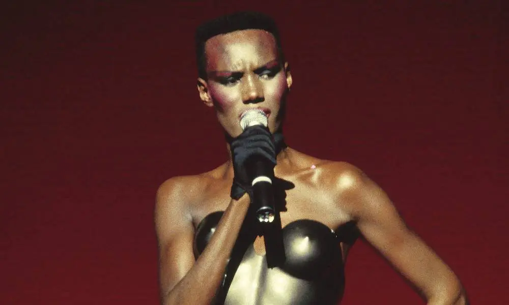 GRACE JONES: MODAYI TAKİP ETMEDİ, MODANIN YÖNÜNÜ DEĞİŞTİRDİ 3 Grace Jones GettyImages 85364504.jpg