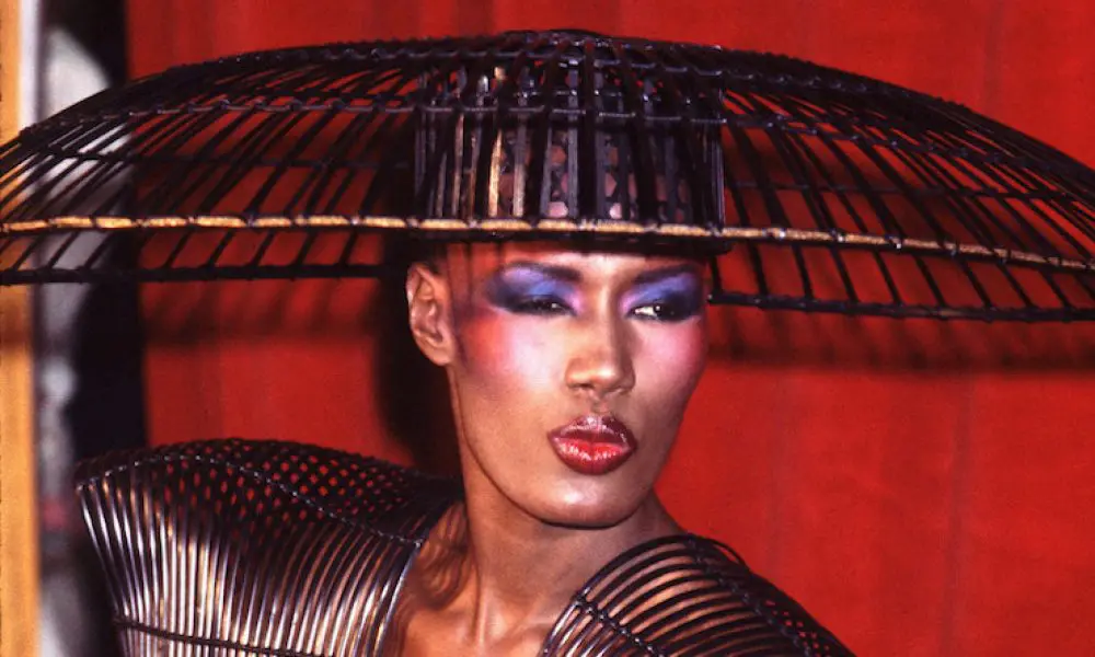 GRACE JONES: MODAYI TAKİP ETMEDİ, MODANIN YÖNÜNÜ DEĞİŞTİRDİ