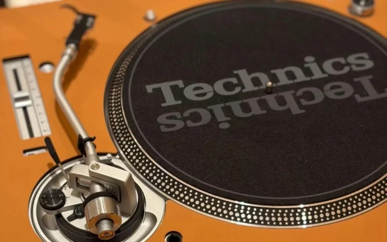 HERMÈS VE MÜZİĞİN KESİŞİMİ: DJ MASASI VE JUKEBOX NASIL BİRER TASARIM NESNESİNE DÖNÜŞTÜ? 3 hermes dj booth 3 770x482 1