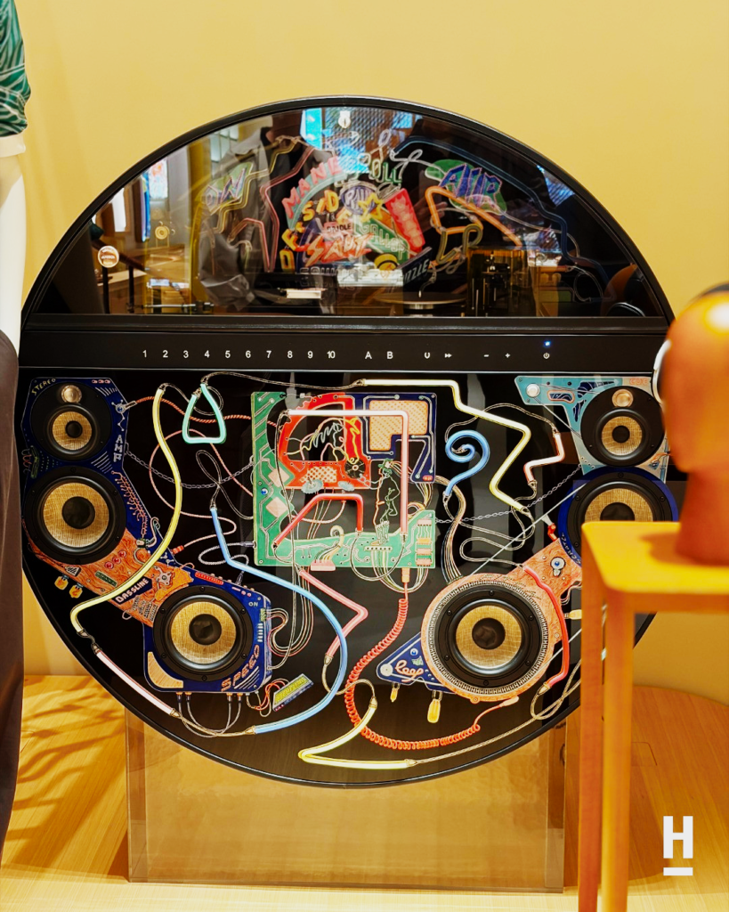 HERMÈS VE MÜZİĞİN KESİŞİMİ: DJ MASASI VE JUKEBOX NASIL BİRER TASARIM NESNESİNE DÖNÜŞTÜ? 2 indir 1