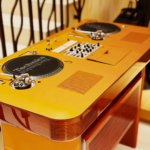 HERMÈS VE MÜZİĞİN KESİŞİMİ: DJ MASASI VE JUKEBOX NASIL BİRER TASARIM NESNESİNE DÖNÜŞTÜ?