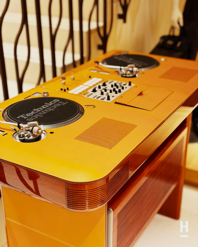 HERMÈS VE MÜZİĞİN KESİŞİMİ: DJ MASASI VE JUKEBOX NASIL BİRER TASARIM NESNESİNE DÖNÜŞTÜ?