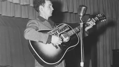Woody Guthrie ve Protest Müziğin Kalıcı Mirası: Bir Gitar Dünyayı Değiştirebilir mi? 2 Woody Guthrie.jpg